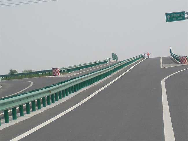鄂州高速公路护栏的材质与规格
